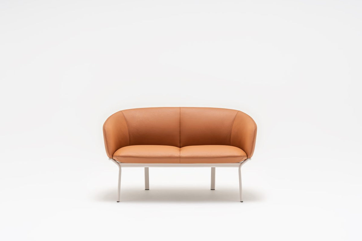Sofa Grace von Mdd in Aluminium mit gepolstertem Sitz und Rückenlehne, ovalem Stahlgestell und schwarzen Kunststofffüssen.