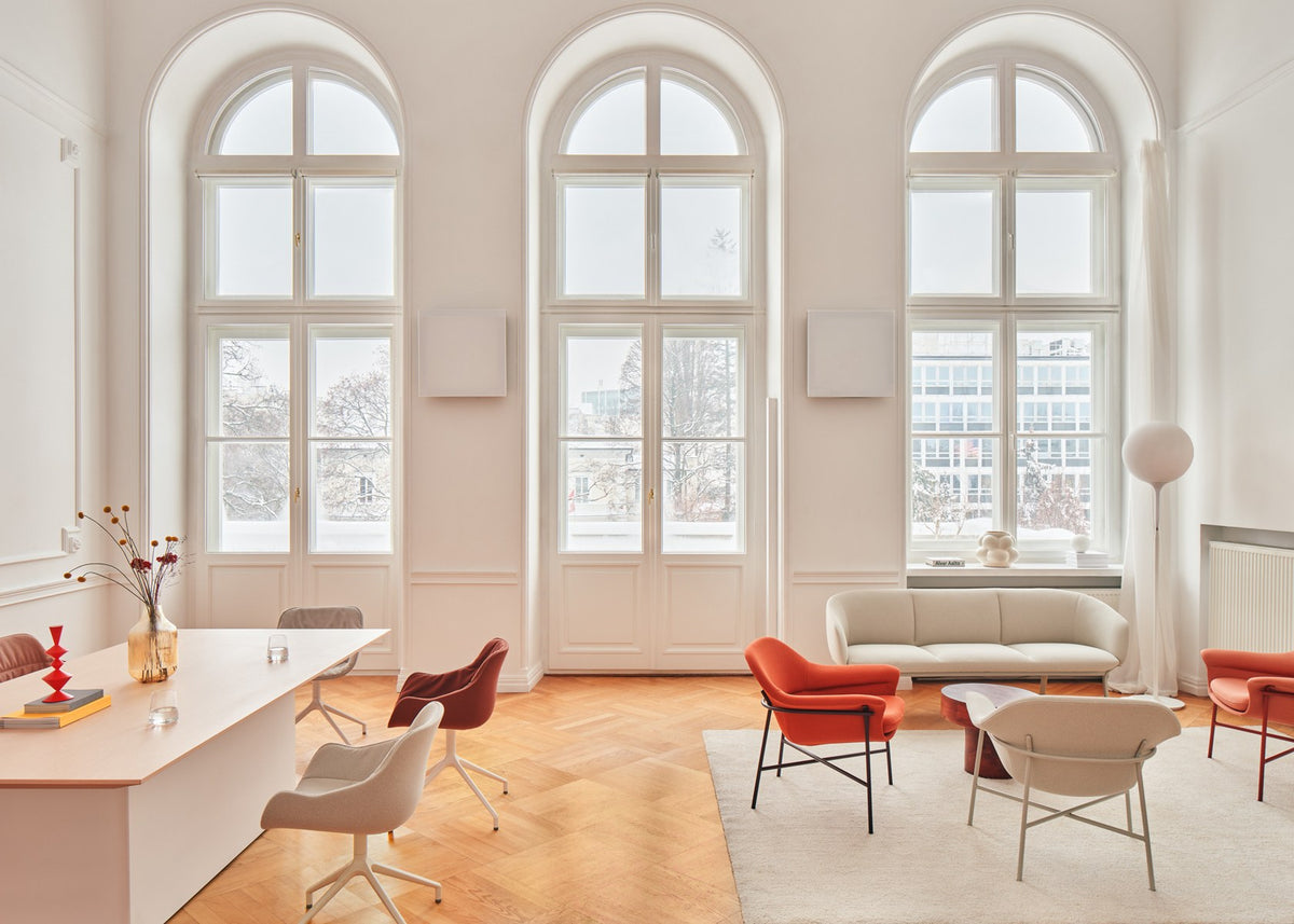 Sofa Grace von Mdd in Aluminium mit gepolstertem Sitz und Rückenlehne, ovalem Stahlgestell und schwarzen Kunststofffüssen.