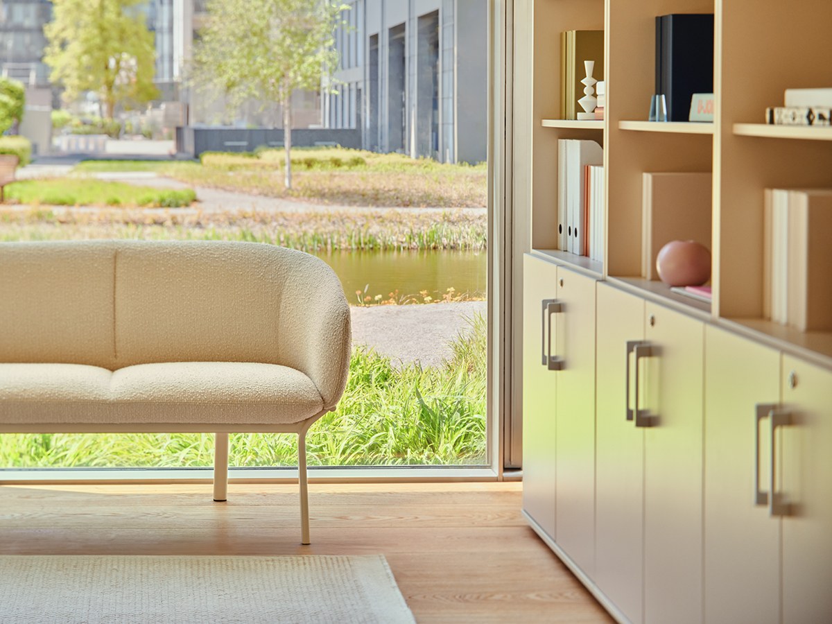 Sofa Grace von Mdd in Aluminium mit gepolstertem Sitz und Rückenlehne, ovalem Stahlgestell und schwarzen Kunststofffüssen.