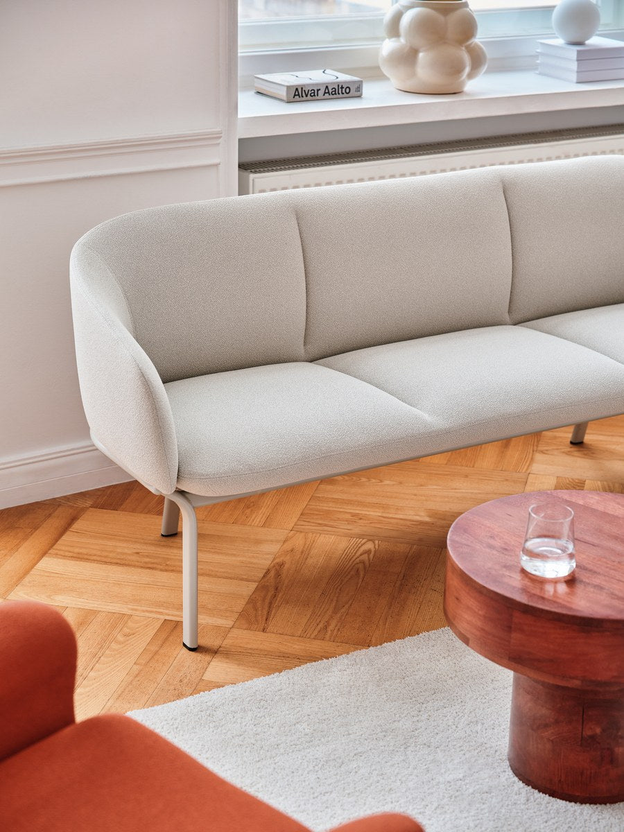 Sofa Grace von Mdd in Aluminium mit gepolstertem Sitz und Rückenlehne, ovalem Stahlgestell und schwarzen Kunststofffüssen.