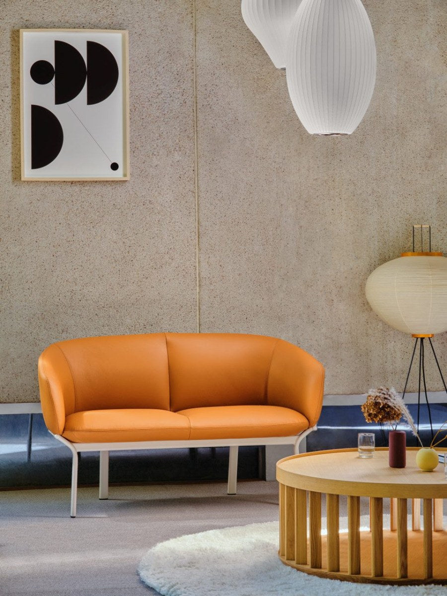 Sofa Grace von Mdd in Aluminium mit gepolstertem Sitz und Rückenlehne, ovalem Stahlgestell und schwarzen Kunststofffüssen.