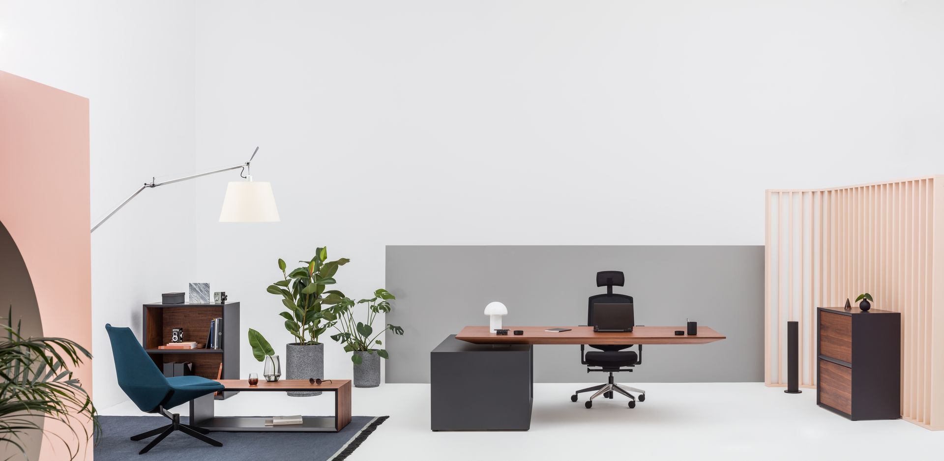 Moderner Chefschreibtisch Gravity GAV1L von Mdd, höhenverstellbar, mit stilvollem Design und robustem Rahmen für ergonomisches Arbeiten.