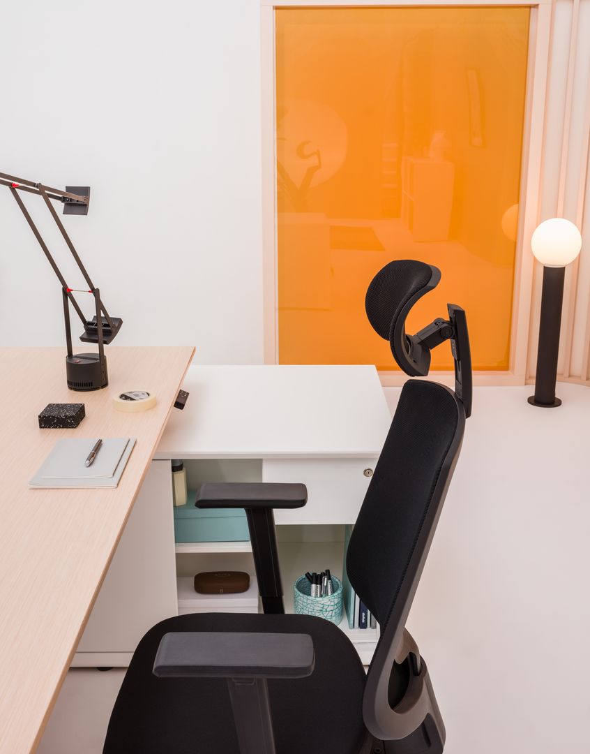 Eleganter höhenverstellbarer Schreibtisch Gravity GAV1L von Mdd, ideal für ein modernes Büro, vereint Funktionalität und Ästhetik.