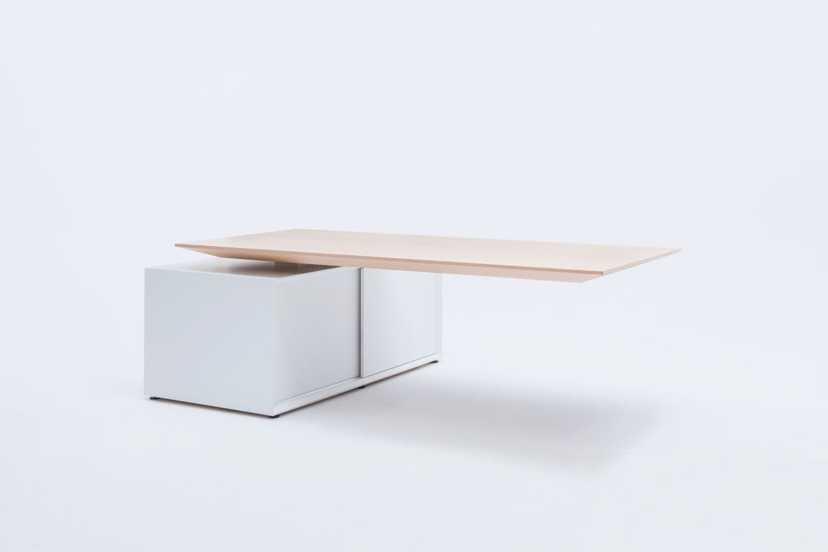 Chefschreibtisch Gravity mit Nussbaum-Furnier-Arbeitsplatte, anthrazitfarbenem Stahlgestell und Schubladen mit Selbsteinzug, Frontalansicht.