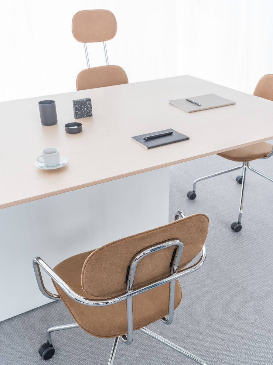Eleganter Chefzimmer-Tisch Gravity GAV7 von Mdd, ideal für stilvolle Büros, vereint modernes Design mit Funktionalität für effizientes Arbeiten.
