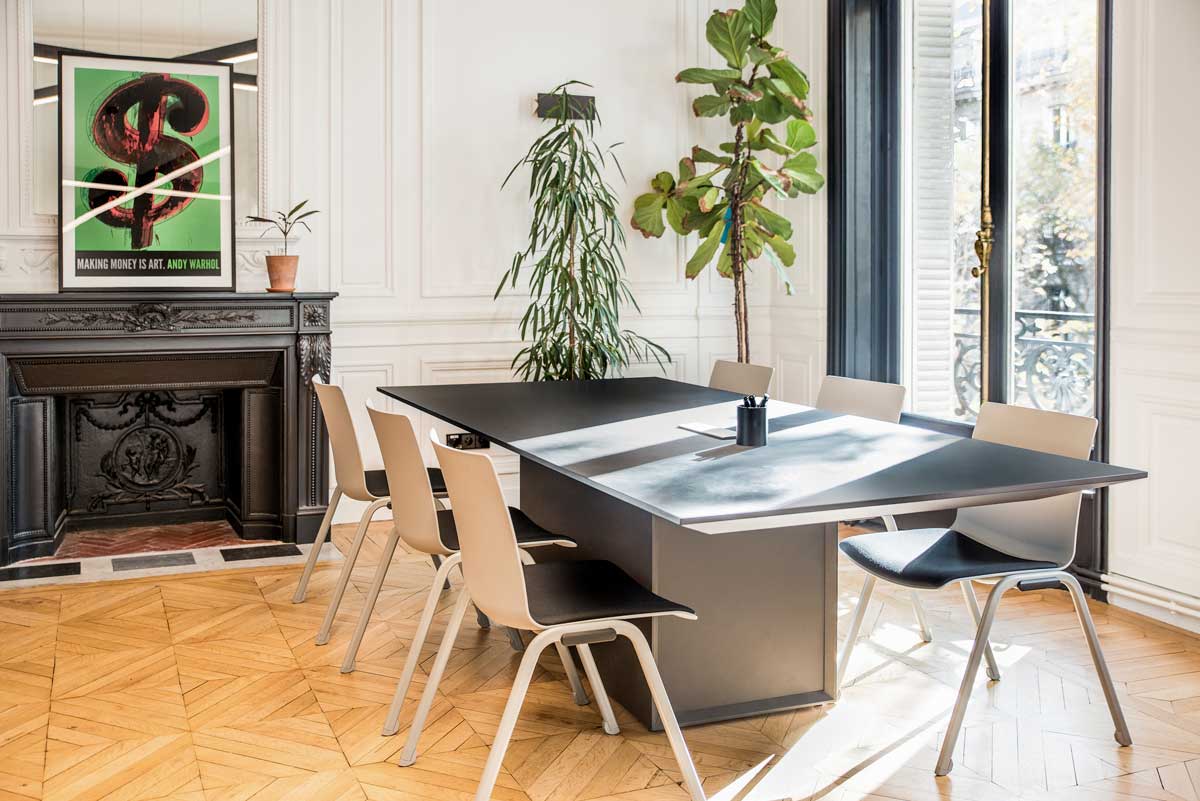 Eleganter Chefzimmer-Tisch Gravity GAV7 von Mdd, ideal für stilvolle Büros, vereint Funktionalität und modernes Design.