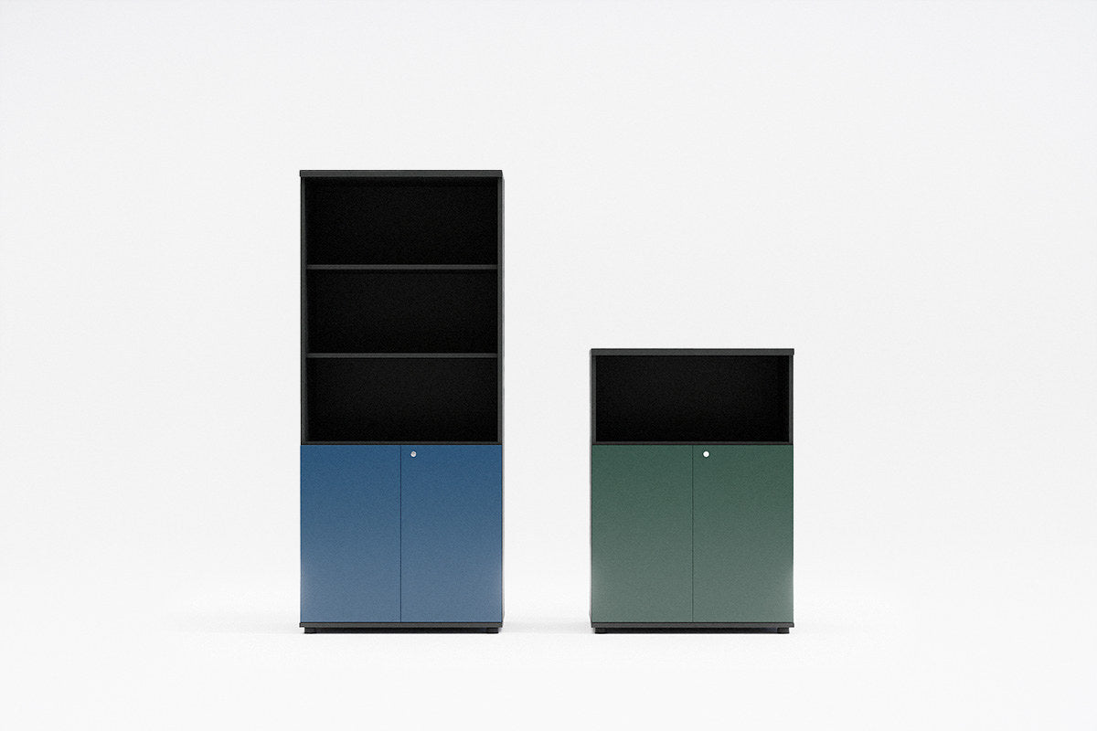 Standregal Color Halbregal von Mdd in Aluminium Satinato mit offenen Fachböden und geschlossenem Schrankteil mit HPL-Front.