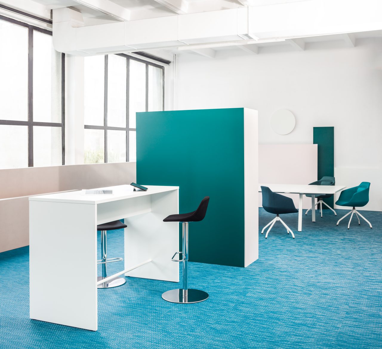 Eleganter Ogi V PSW52 Stehtisch von MDD mit stilvollem Design, ideal für moderne Büros und entspannte Lounges.