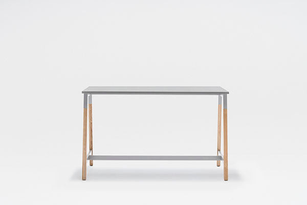 Stehtisch Ogi W von Mdd mit Tischplatte in Honigeiche, schwarzem Metallgestell und Beinen aus Eschenholz, minimalistische Formgebung.