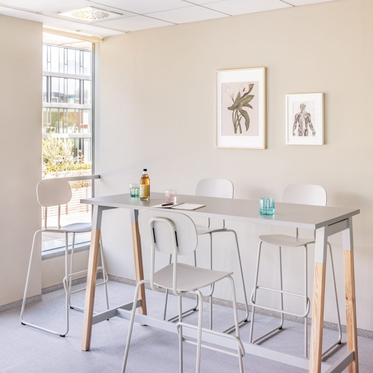 Moderner Ogi W PSD74 Hochtisch von Mdd, stilvoll und funktional, perfekt für gesellige Anlässe in Gastronomie und Zuhause.
