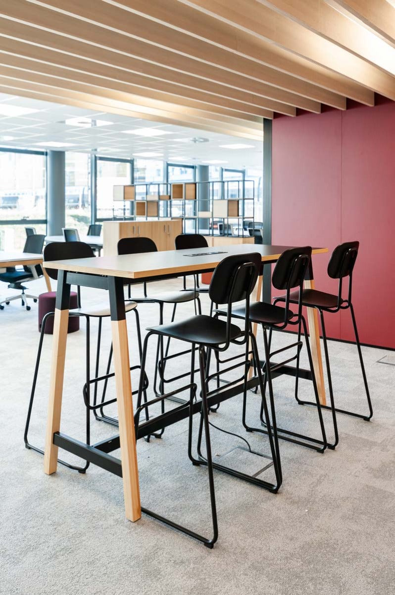 Eleganter Stehtisch Ogi W PSD78 von Mdd, mit einem minimalistischen Design und einer Kombination aus weißer Tischplatte und Holzbeinen, perfekt für moderne Büros.