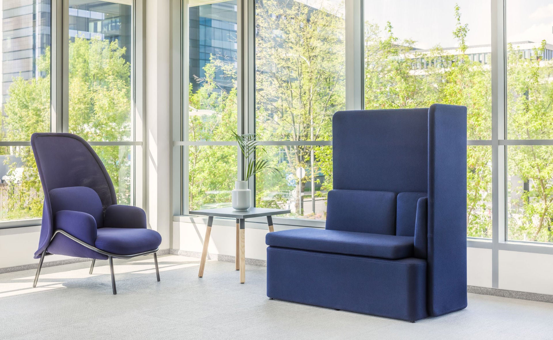 Stylisches Kaiva KAV5P modulares Sofa in einem lichtdurchfluteten Raum, ideal für individuelle Gestaltung und Komfort, ergänzt durch zeitgemäße Dekoration.