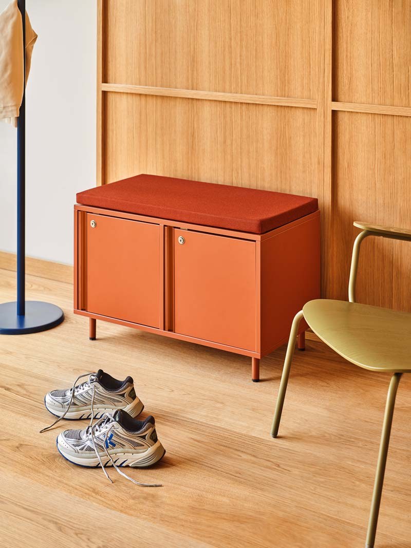Roter matt lackierter Schliessfachschrank Locker Plus von Mdd aus Melaminplatte mit Aluminium-Kantengriffen und Patentschloss.