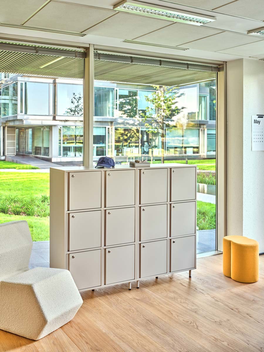 Roter matt lackierter Schliessfachschrank Locker Plus von Mdd aus Melaminplatte mit Aluminium-Kantengriffen und Patentschloss.