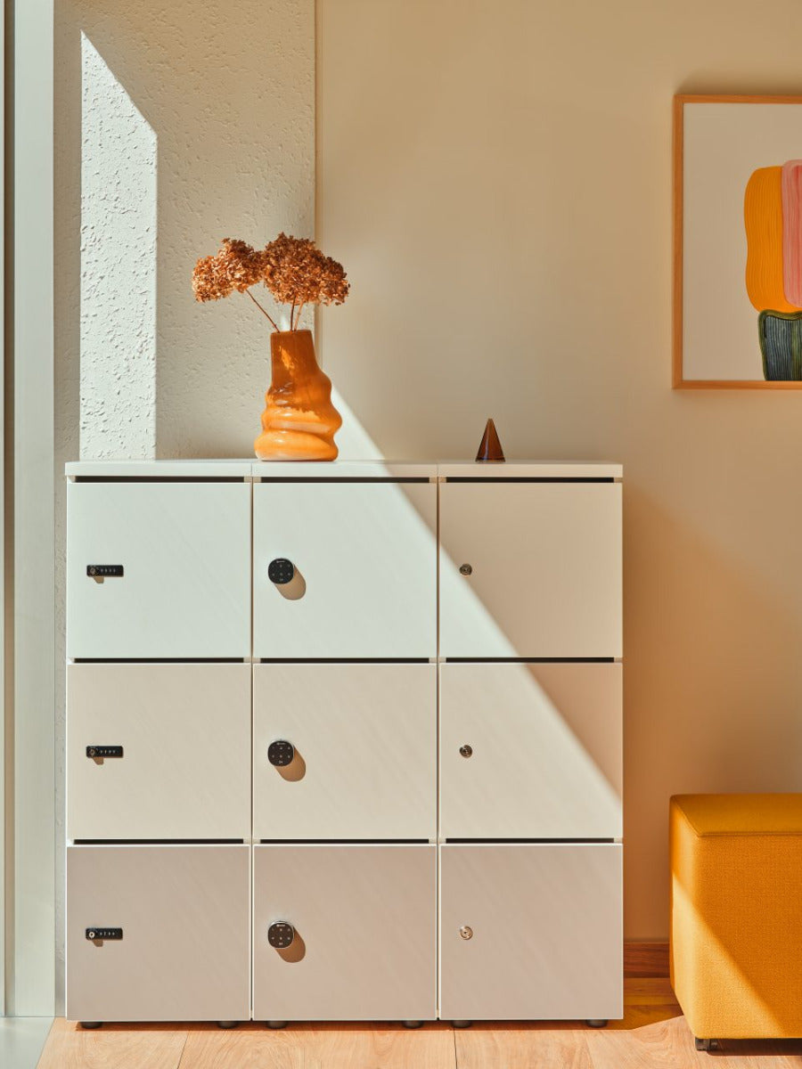 Moderner Schließfachschrank LOK30 von Mdd in elegantem Weiß mit stilvollen Holzoptik-Fächern, ideal für Büros und Organisation.