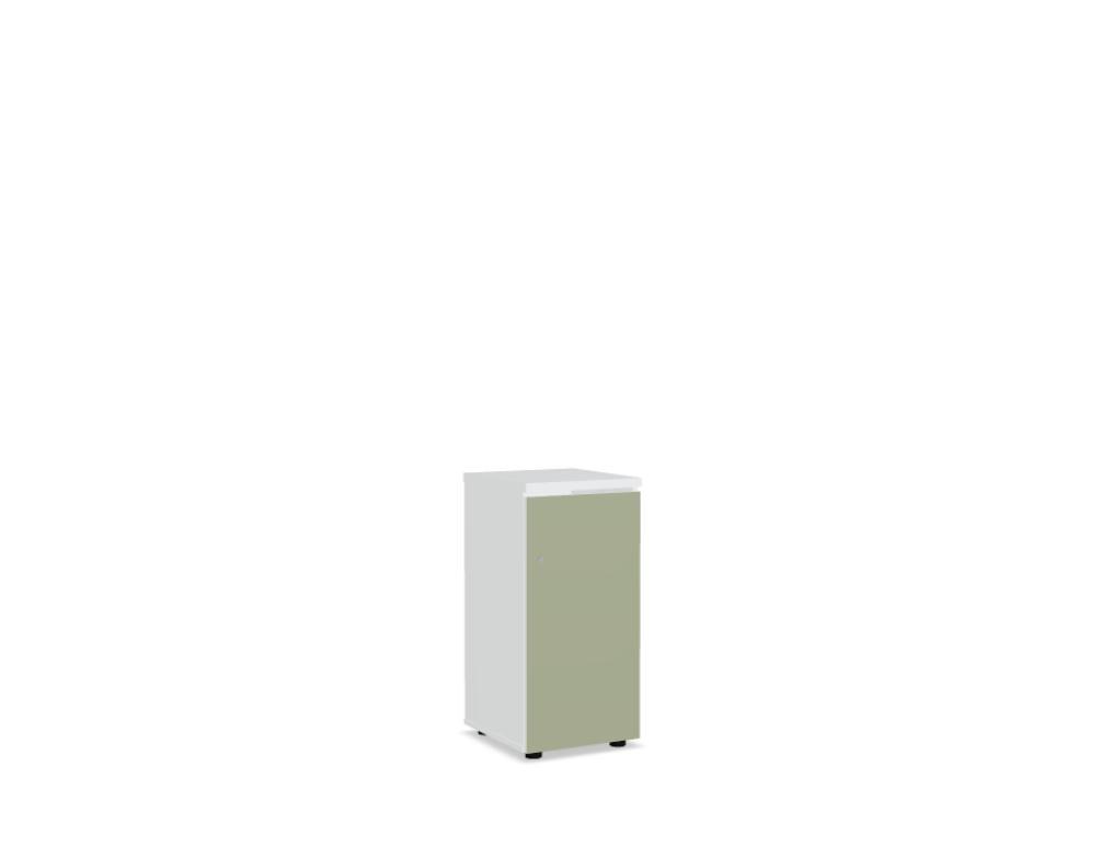 Weisser Schliessfachschrank mit roter Front, mehreren Fächern, Melaminplatte, Patentschloss und Standfüssen, Modell Locker Standard.