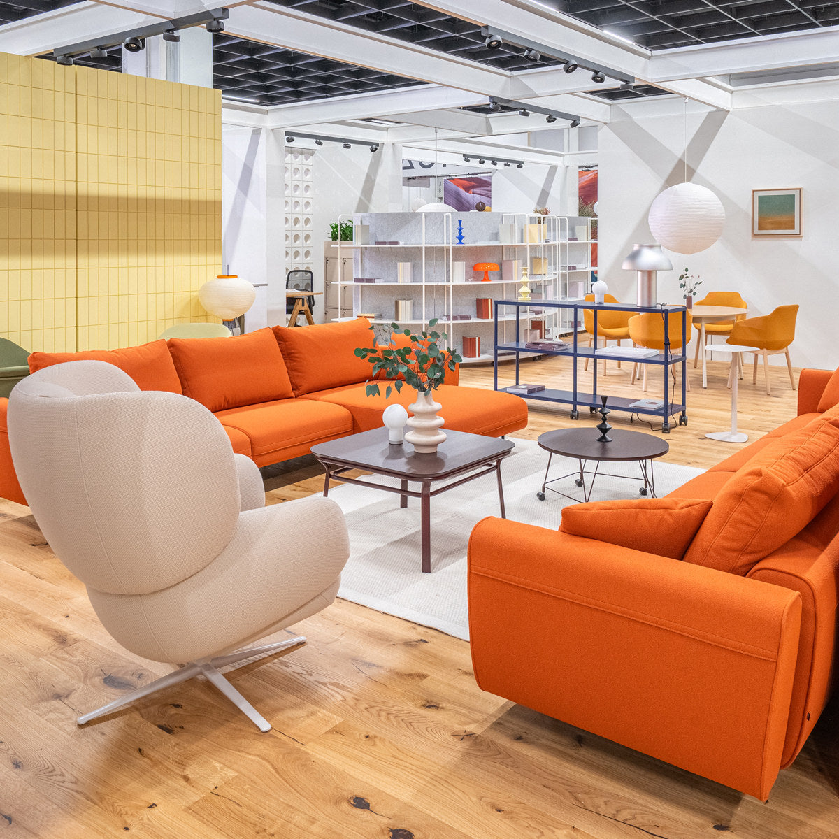 Modulares Sofa Lotus von Mdd in Dunkelgrau mit gepolsterter Rückenlehne, breiten Armlehnen und schwarzen Metallfüssen, frontale Sitzansicht.