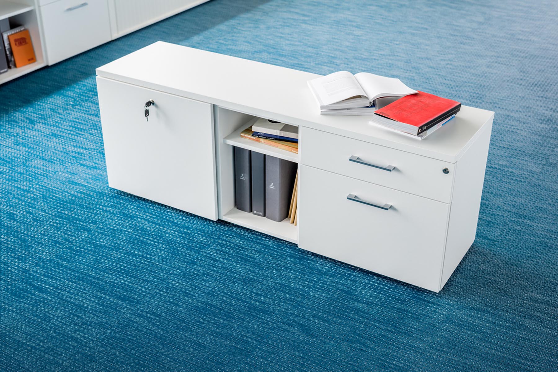 Eleganter Standard A12M Büroschrank von Mdd mit klaren Linien, hellen Holzoberflächen und praktischen Edelstahlgriffen. Perfekt für stilvolle Büros.