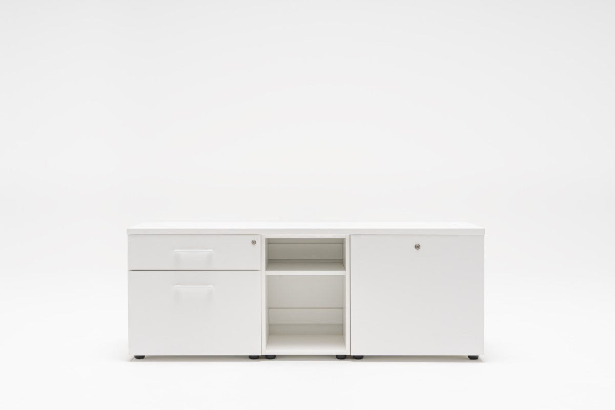 Chefzimmerschrank Standard von Mdd in Weiss Pastell mit Front in Eiche Natur, Schubladen und offenen Regalfächern aus Melaminplatte.