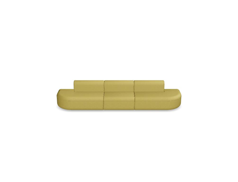 Rotes Armsofakombination aus Stoff, elegantes 3er-Sofa-Design mit gepolsterten Armlehnen, helles Wohnzimmer, moderne Einrichtung, komfortable Sitzfläche