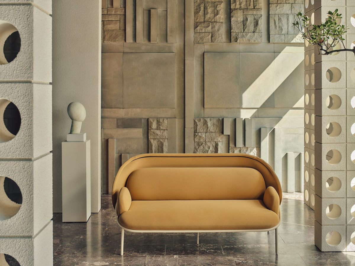 Hochlehner-Sofa Mesh von Mdd in Hellgrau, gepolsterter Sitz mit hoher Netz-Rückenlehne und vierbeinigem Metallgestell.