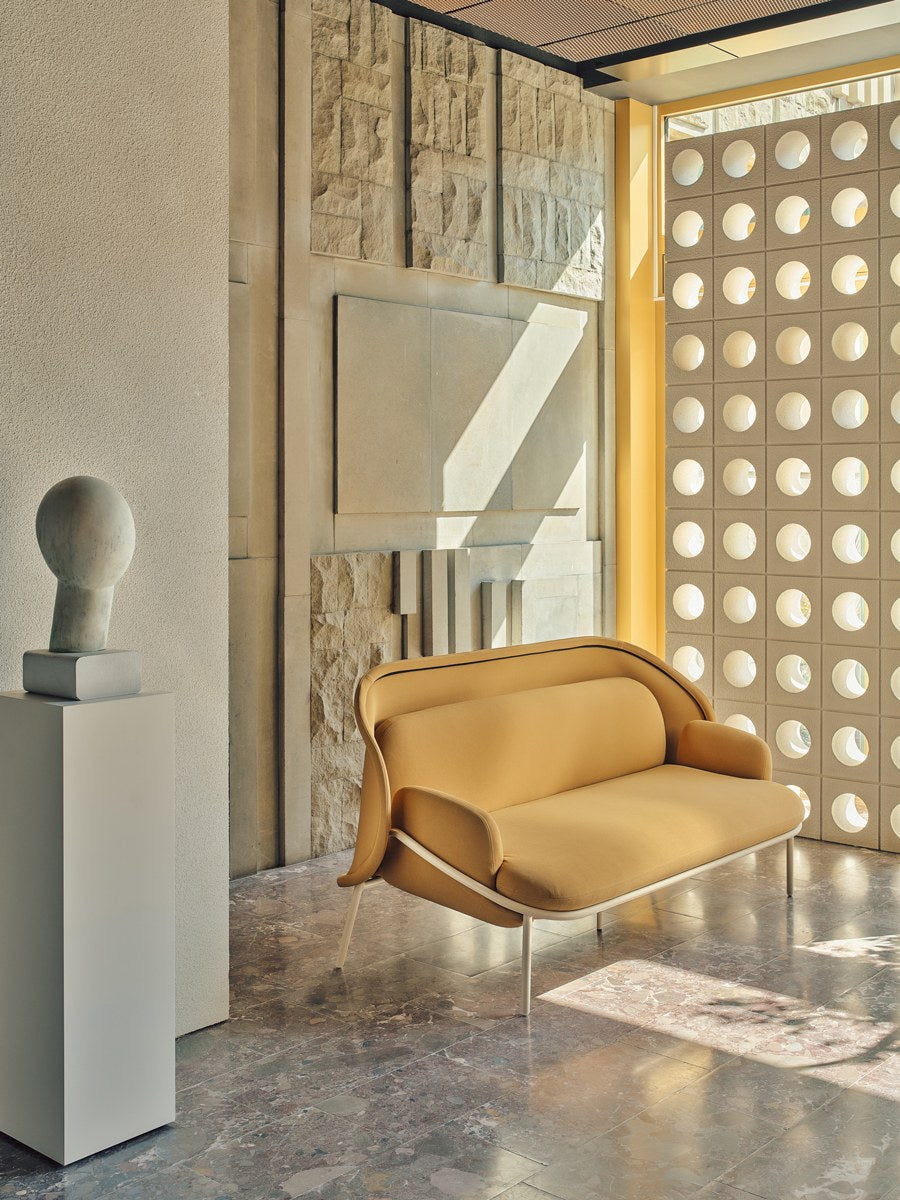Hochlehner-Sofa Mesh von Mdd in Hellgrau, gepolsterter Sitz mit hoher Netz-Rückenlehne und vierbeinigem Metallgestell.