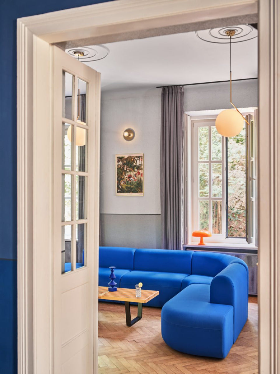 Stilvolles 5er-Sofa Artiko AT15 von Mdd, perfekt für gesellige Abende, kombiniert zeitgemäße Ästhetik mit hohem Sitzkomfort.