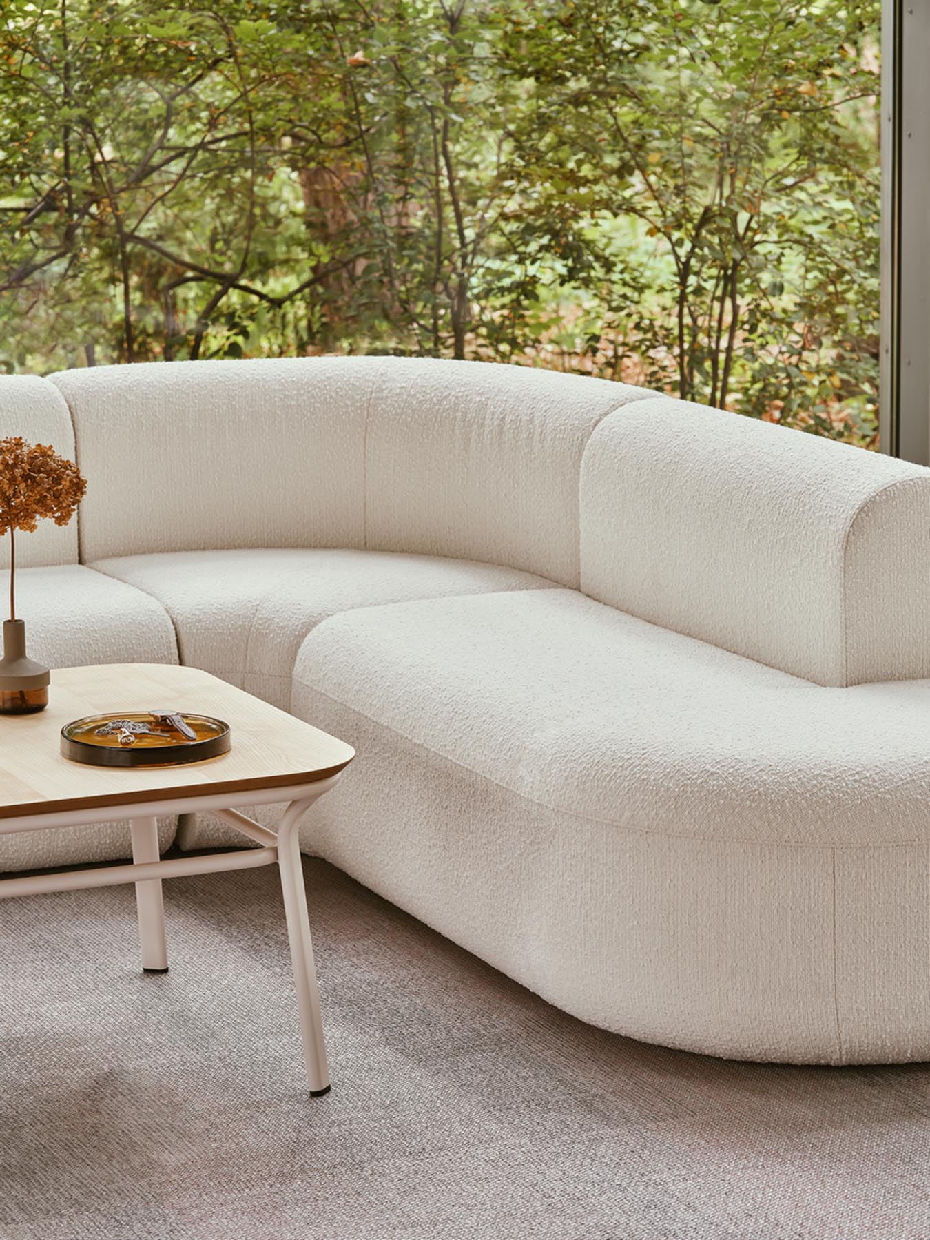 Stilvolles 5er Sofa Artiko AT15 von Mdd, perfekt für zeitgemäße Einrichtungen, bietet hohen Sitzkomfort und ein modernes Ambiente.