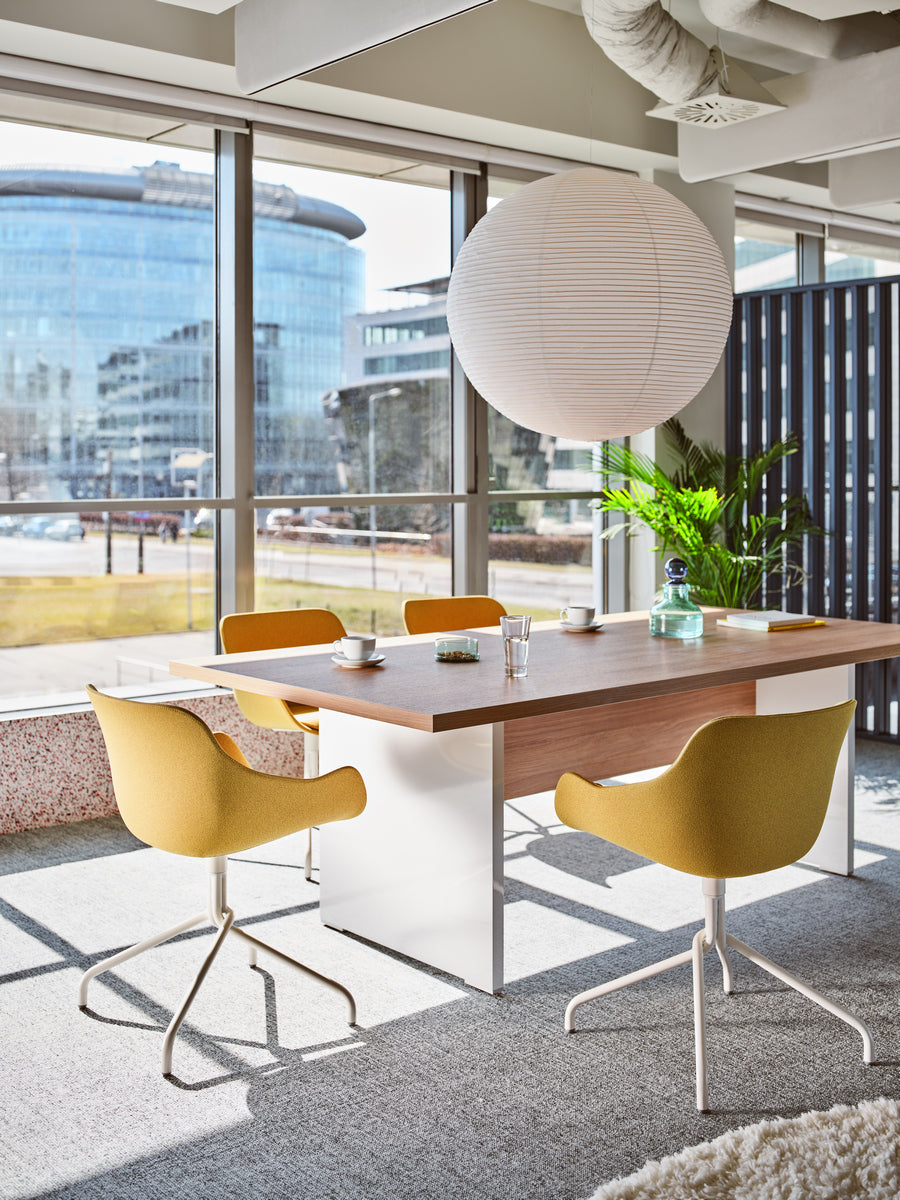 Eleganter Mito MITM26 Schreibtisch von Mdd, präsentiert sich in heller Holzoptik mit klaren Linien, perfekt für ein zeitgemäßes Arbeitsumfeld.