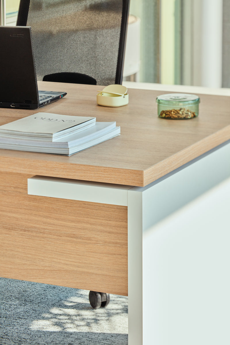 Moderner Mito MIT2 Chefschreibtisch von Mdd, der durch klare Linien und hochwertige Materialien überzeugt, perfekt für anspruchsvolle Arbeitsumgebungen.