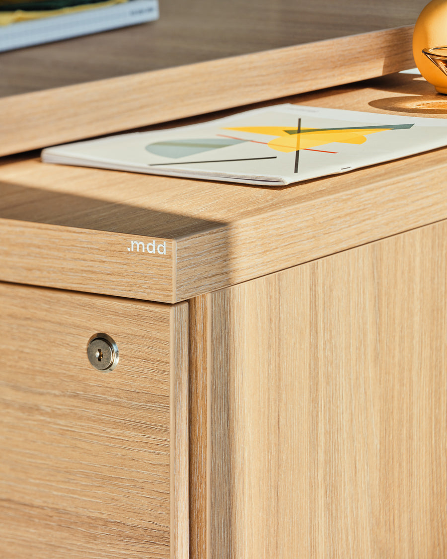 Moderner Mito MIT2 Chefschreibtisch von Mdd, der durch seine klare Linienführung und hochwertige Materialien eine professionelle Arbeitsumgebung schafft.