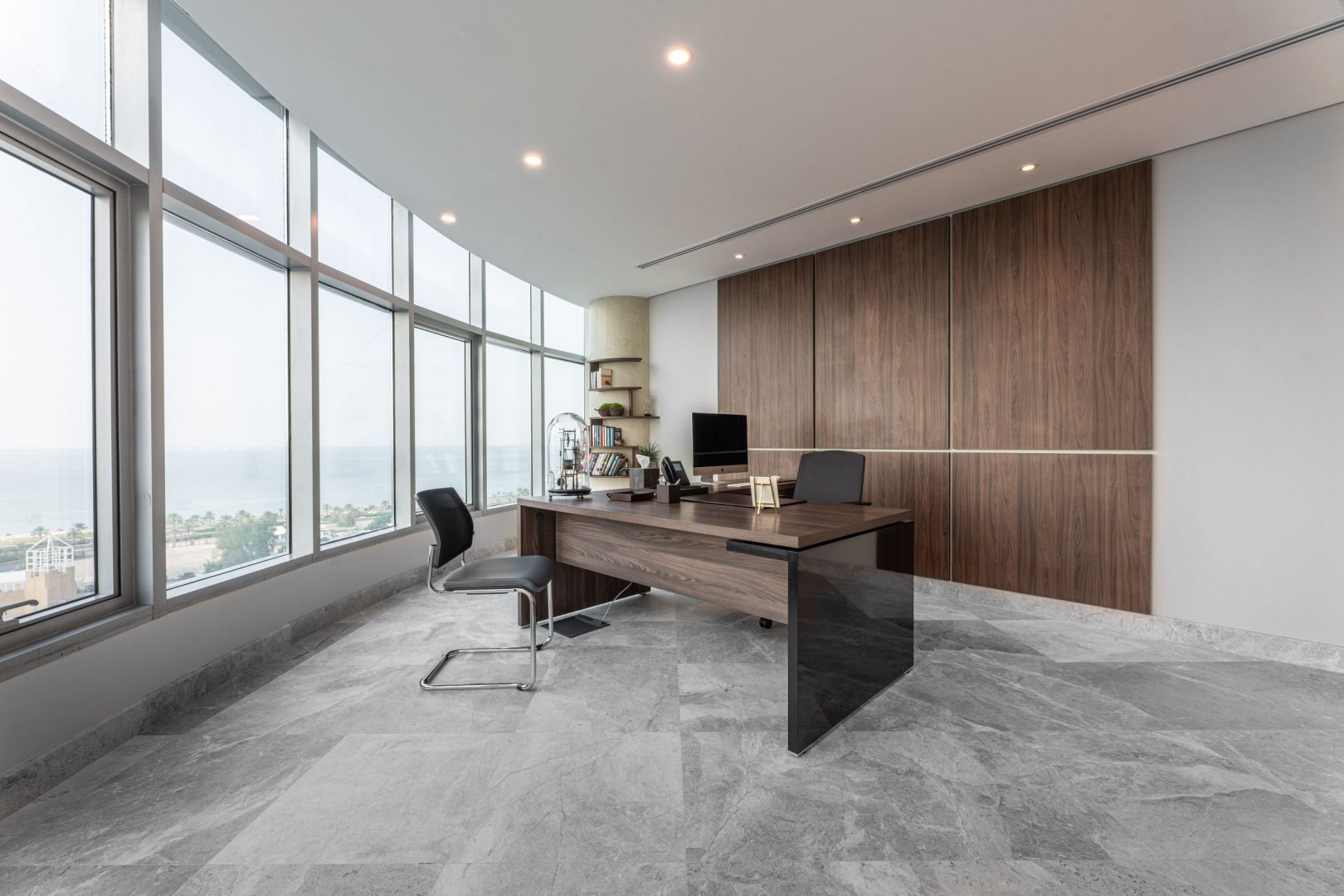 Eleganter Mito MIT1KDP Chefschreibtisch von Mdd mit großzügiger Arbeitsfläche, stilvollen Metallbeinen und modernem, hellem Holzdesign für Ihr Büro.