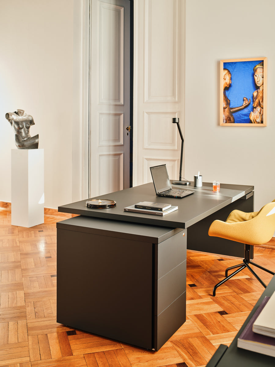 Moderner Chefschreibtisch Mito Fenix MITF1KDL von Mdd, elegant mit dunkler Oberfläche und praktischem Sideboard für stilvolle Büros.