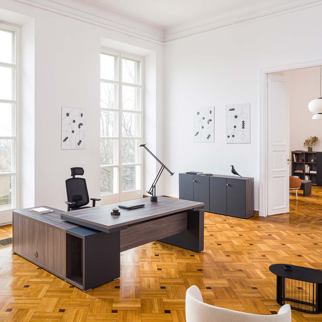 Moderner Büroschrank Mito MIT32 von Mdd, elegant mit glatten Oberflächen und silbergrauen Details, bietet viel Stauraum für ein aufgeräumtes Arbeitsumfeld.