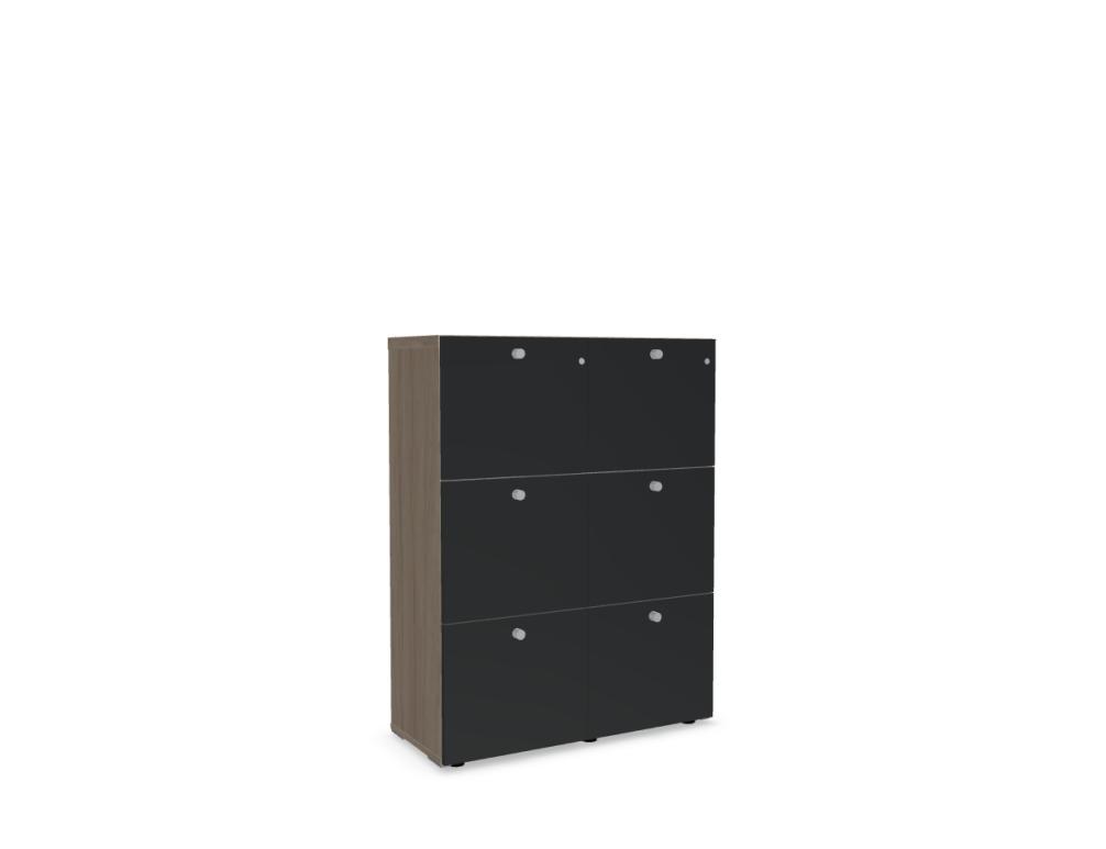 Aktenschrank Mito von Mdd mit schwarzer matter Front, Aluminiumgriffen und Korpus in Bernsteineiche, Frontalansicht im Büroraum.