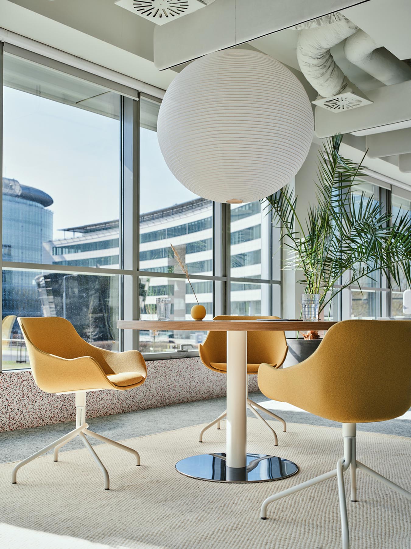 Eleganter Mito MIT10 Kaffeetisch von Mdd mit stilvollem Design, runder Tischplatte und robustem Mittelfuß, ideal für zeitgemäße Wohnräume.
