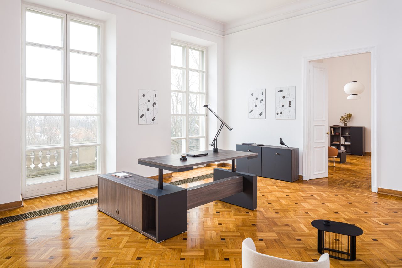Eleganter Mito MIT1RP Chefschreibtisch von Mdd, höhenverstellbar, mit stilvollem Design und durchdachtem Kabelmanagement für effizientes Arbeiten.