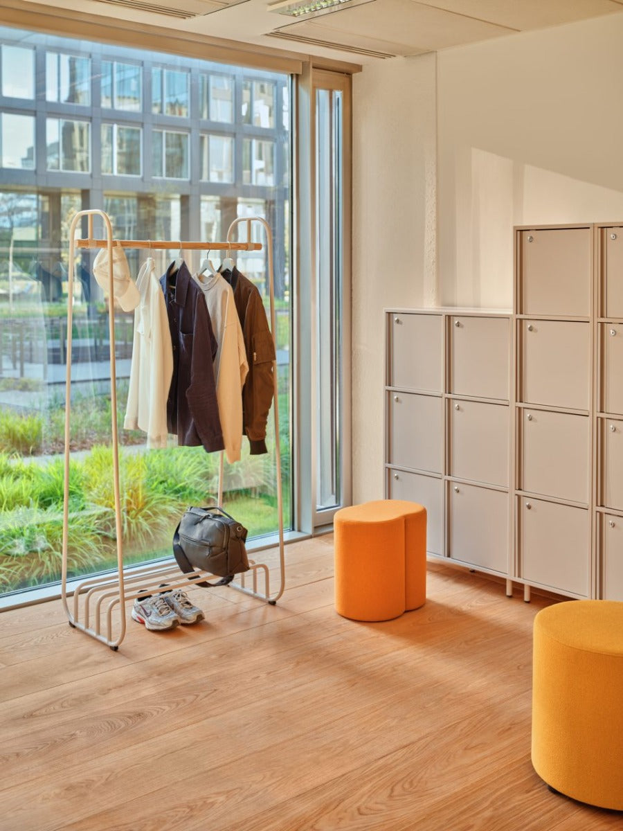 Moderner Mix MX01K Hocker von MDD, perfekt für kreative Wohnräume. Sein einzigartiges Design und die kräftigen Farben setzen stilvolle Akzente.