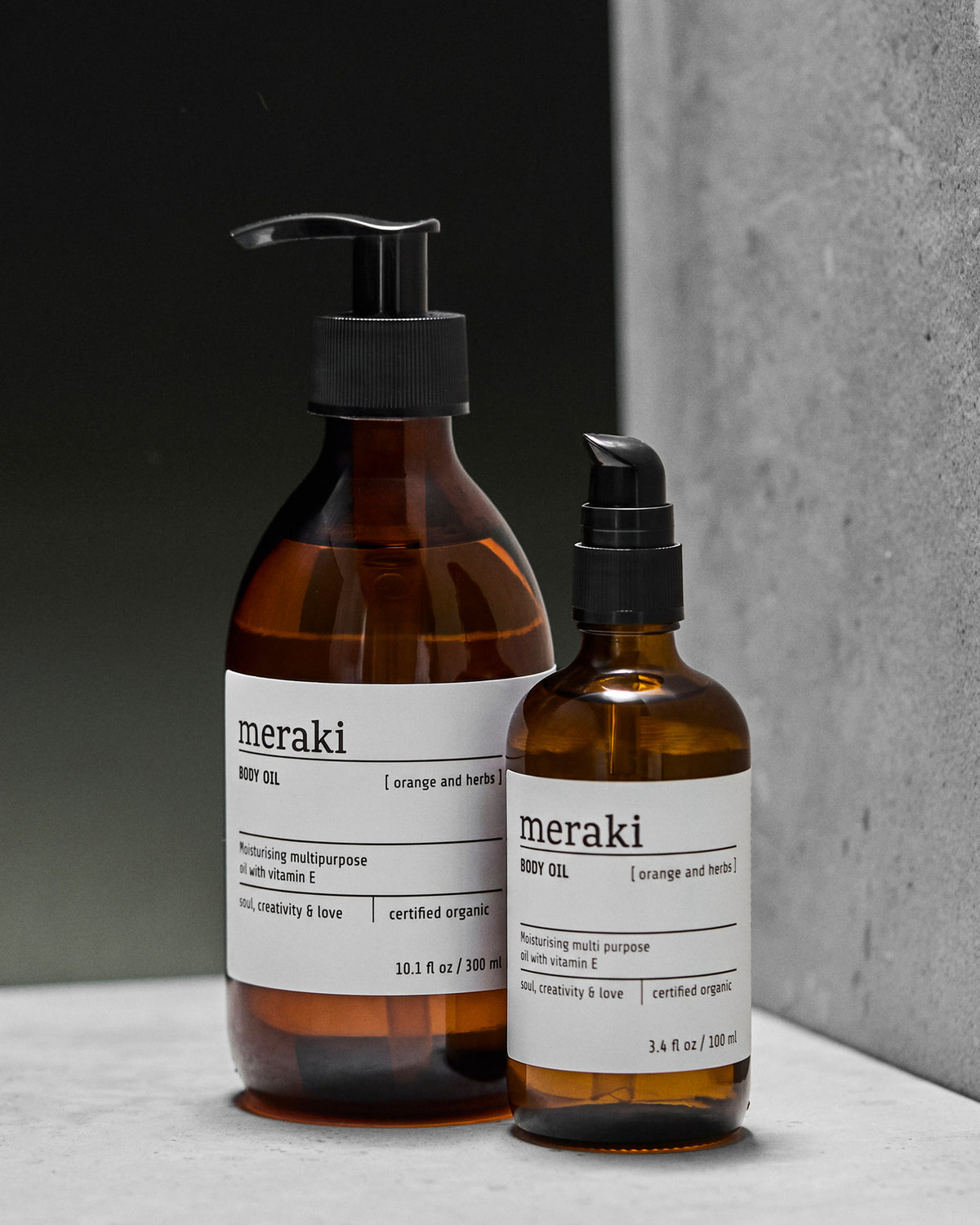 Meraki Body oil Orange & herbs, Körperpflegeöl in braunem, zylindrischem Behälter