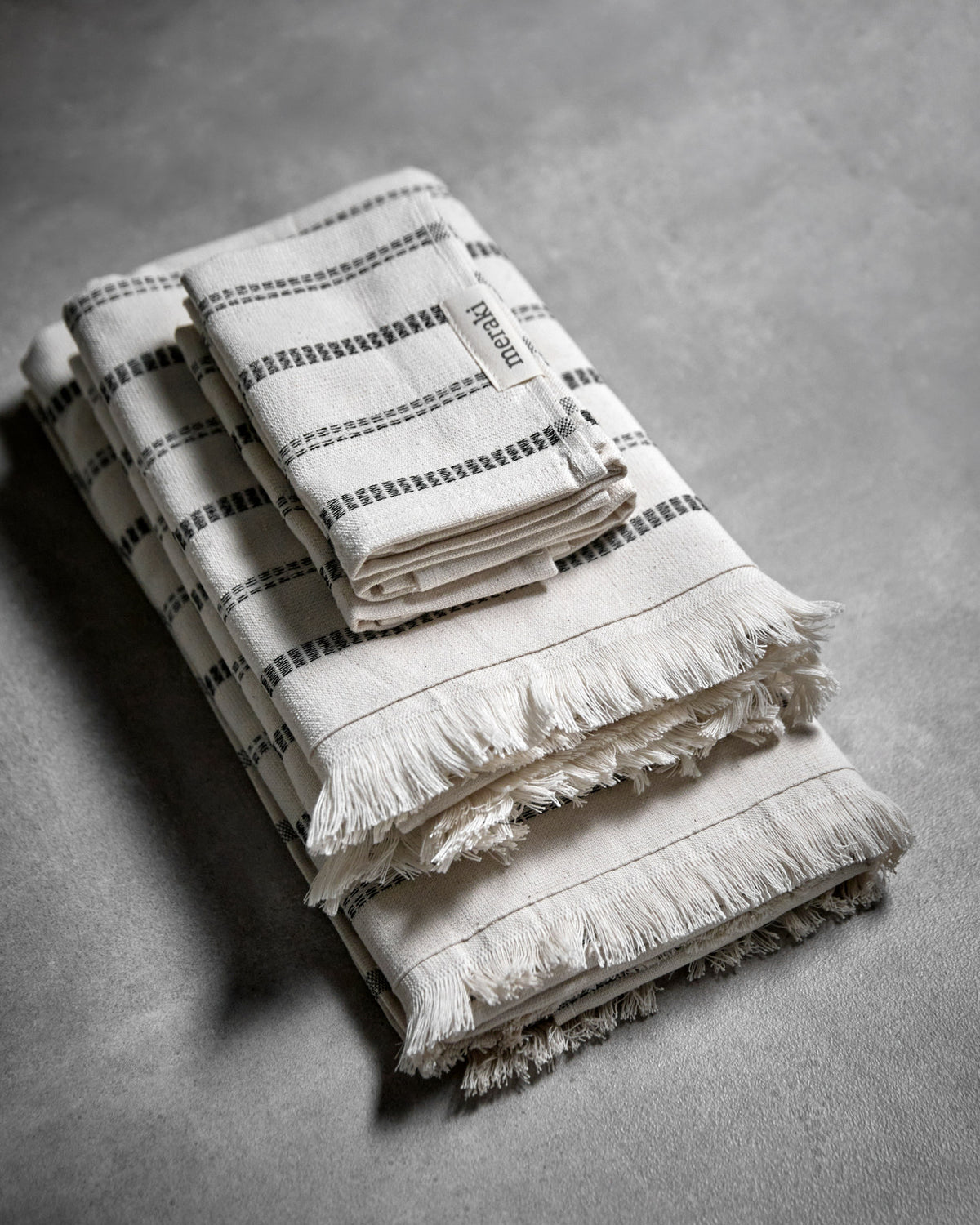Handtuch, MKTrue, Off-White,Schwarz in Off-White, Schwarz präsentiert im Onlineshop von KAQTU Design AG. Handtuch ist von Meraki