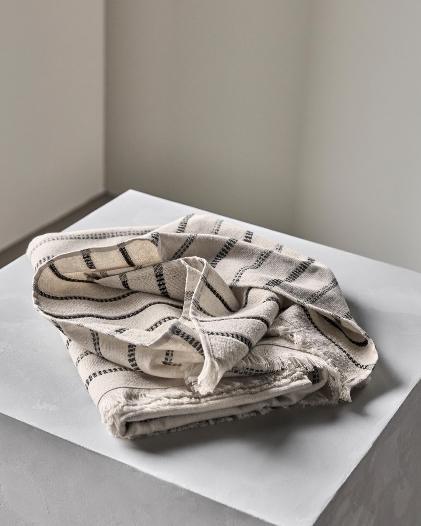 Entdecken Sie das stilvolle Handtuch-Set MKTrue von Meraki in Off-White und Schwarz. Hochwertige Materialien und elegantes Design für Ihr Badezimmer.