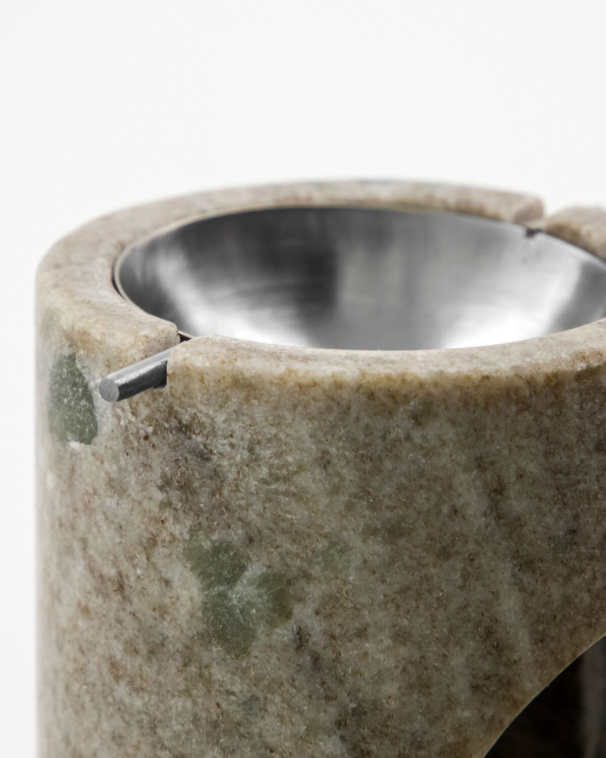 Stilvoller Ölbrenner in sanftem Beige mit edlem Silber-Finish, ideal für die Verbreitung von angenehmen Düften im Wohnraum.