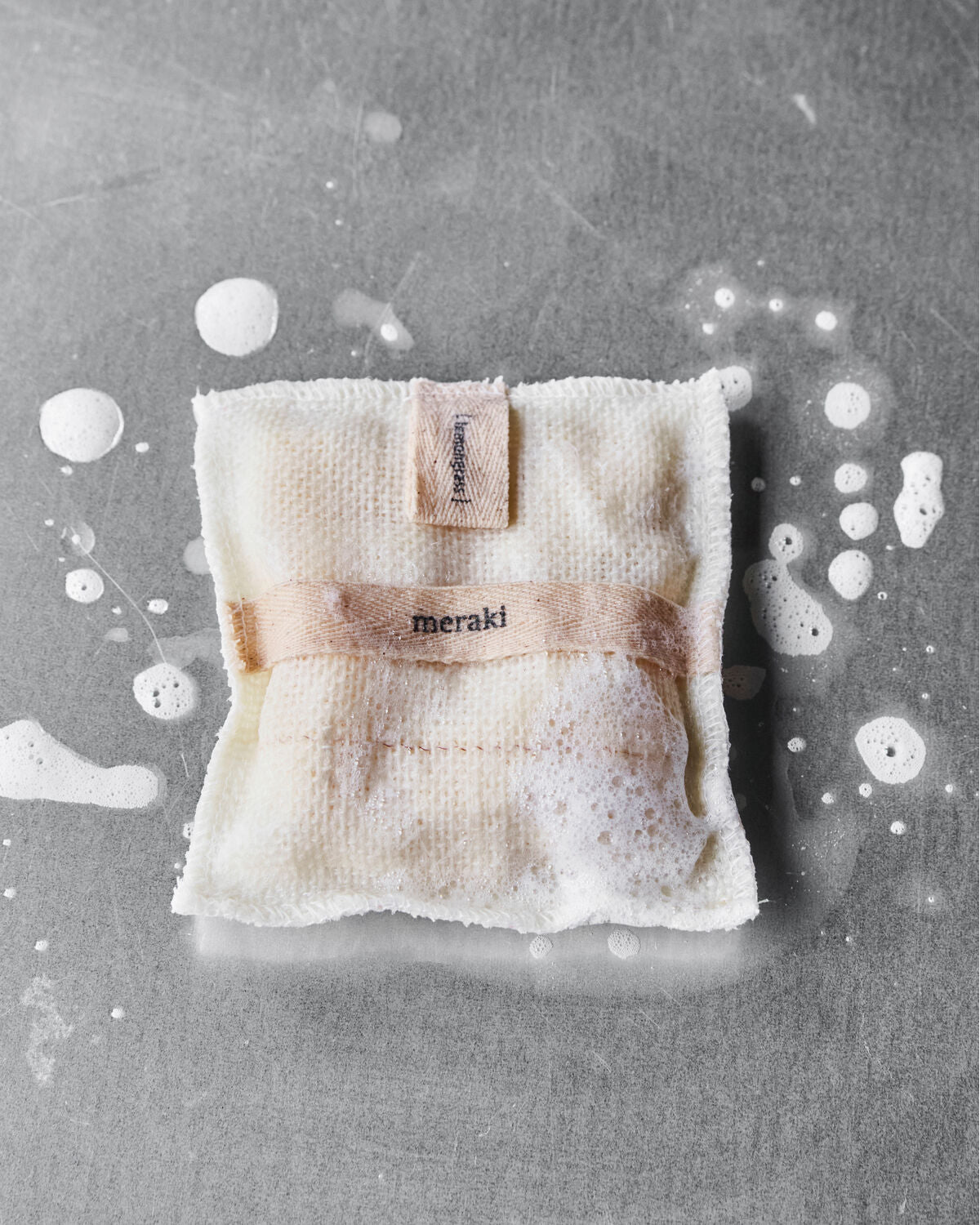 Entspannen Sie sich mit dem Lemongrass-Badewaschhandschuh von Meraki, der sanft reinigt und erfrischt. Ideal für Ihre Körperpflege-Routine.