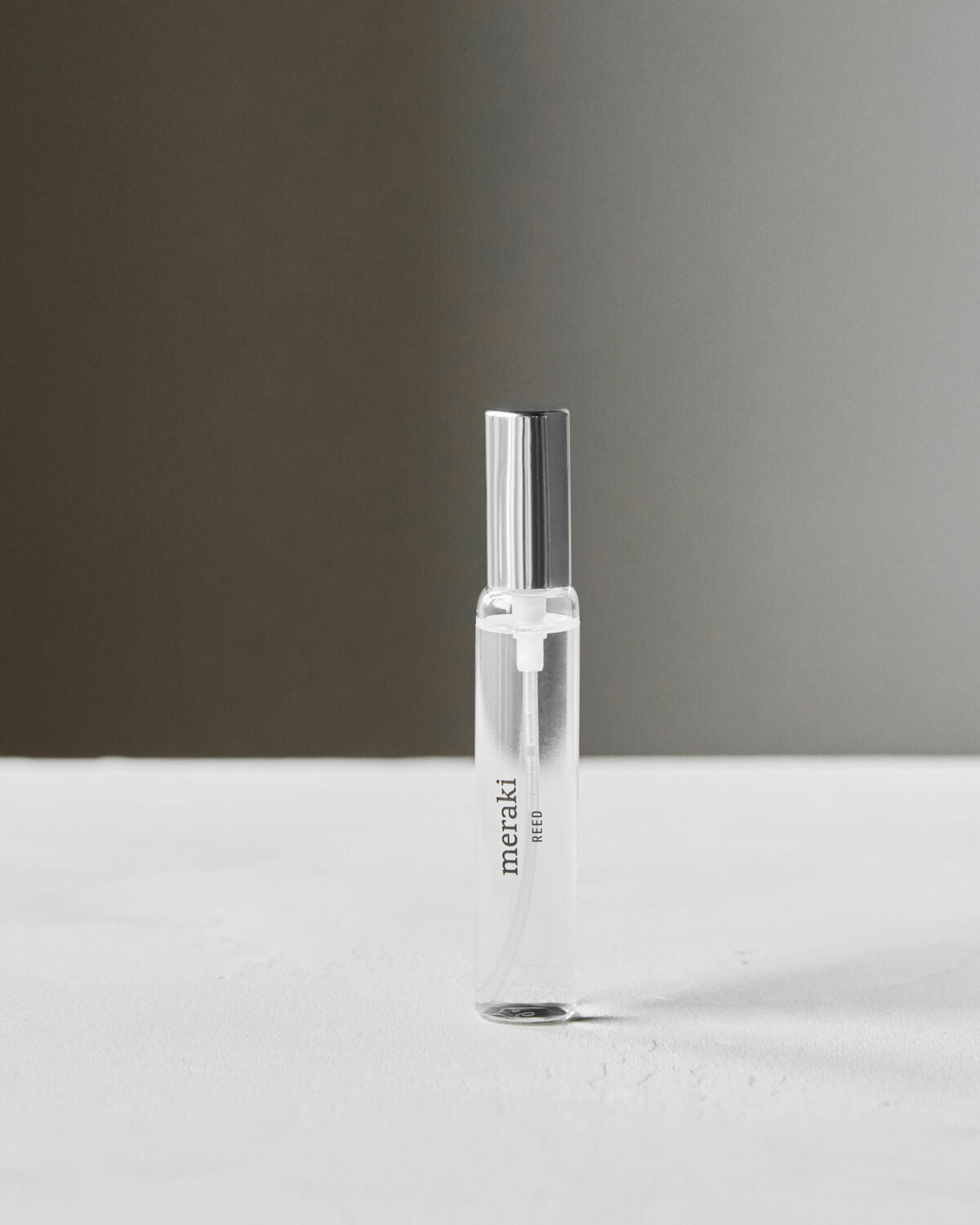 Elegantes Eau de Toilette von Meraki in 10 ml, ideal für erfrischende Düfte und Körperpflege, stilvoll verpackt.