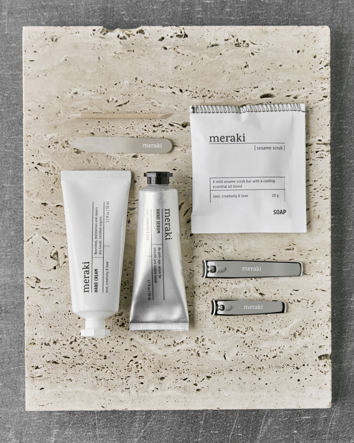 Elegante Geschenkbox mit Handcreme, Handserum, Seife und Nagelset von Meraki, ideal für die Pflege und Verwöhnung der Hände.