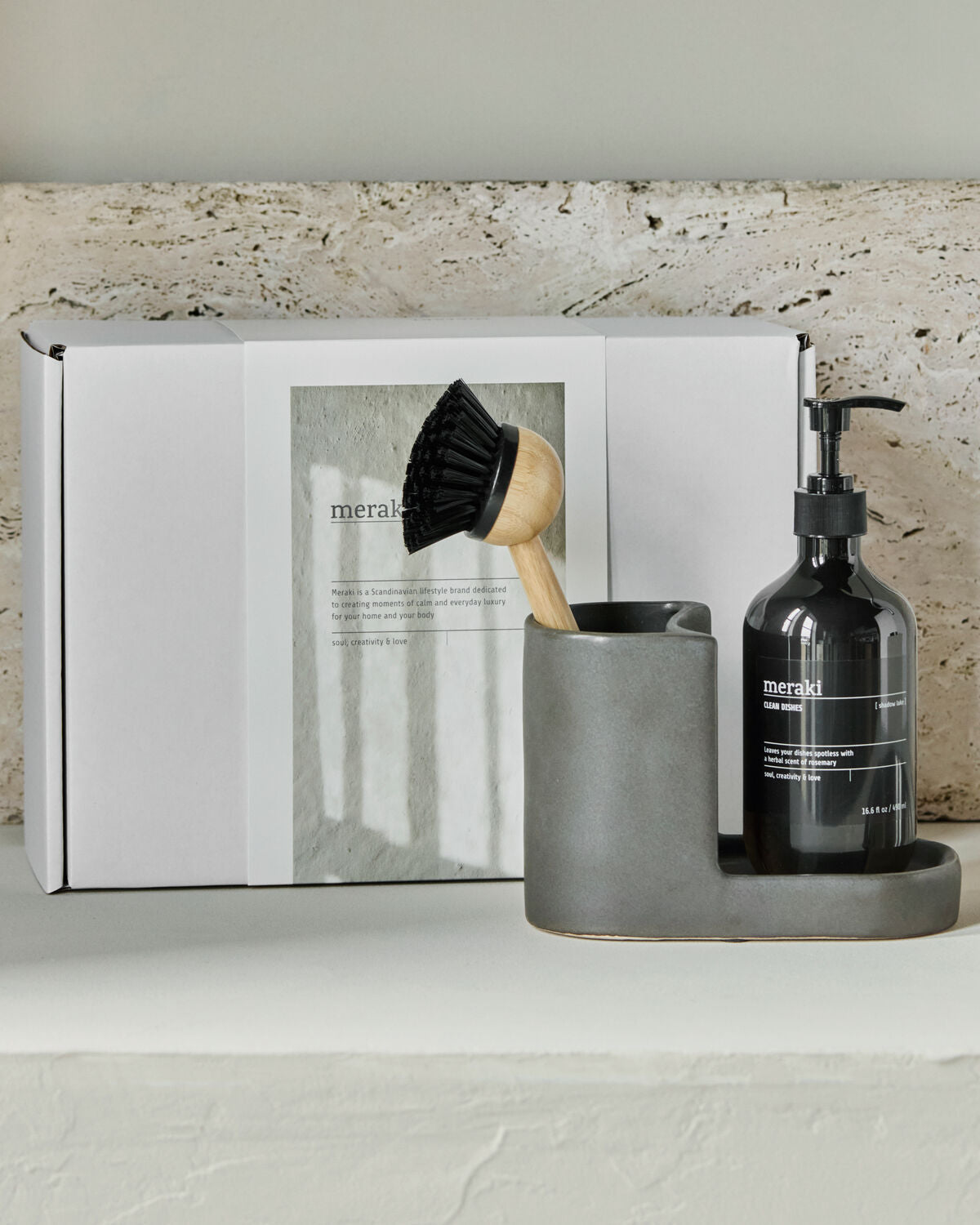 Elegante Geschenkbox in Dunkelgrau mit Naturbürste und Geschirrspülmittel "Shadow Lake" (490 ml) von Meraki, ideal für umweltbewusste Haushalte.