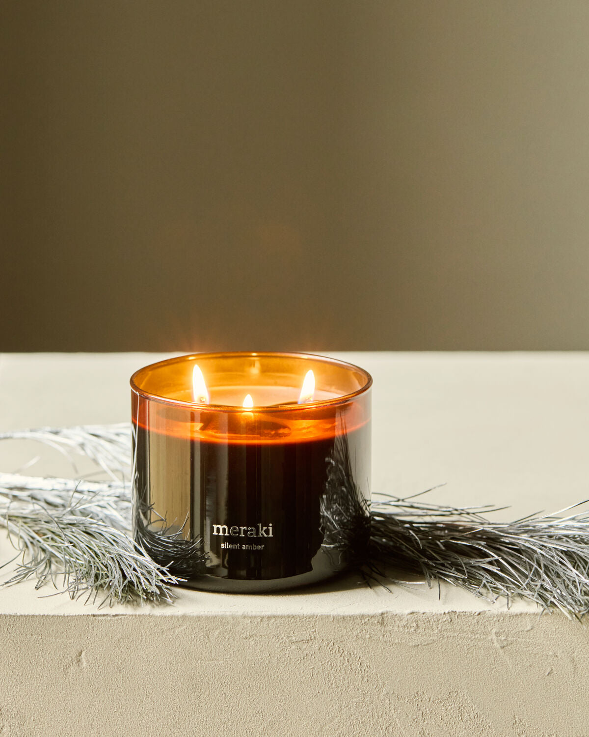 Stimmungsvolle Duftkerze in Amber-Optik, 340 g, von Meraki. Ideal für eine entspannende Atmosphäre in jedem Raum.