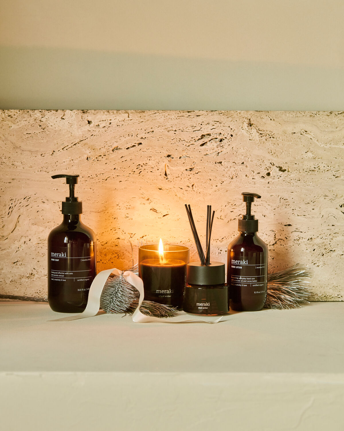 Entspannen Sie mit dem AdventCH Set: Seife, Lotion, Diffuser und Kerze in einem harmonischen Design, ideal für Wohlfühlmomente.