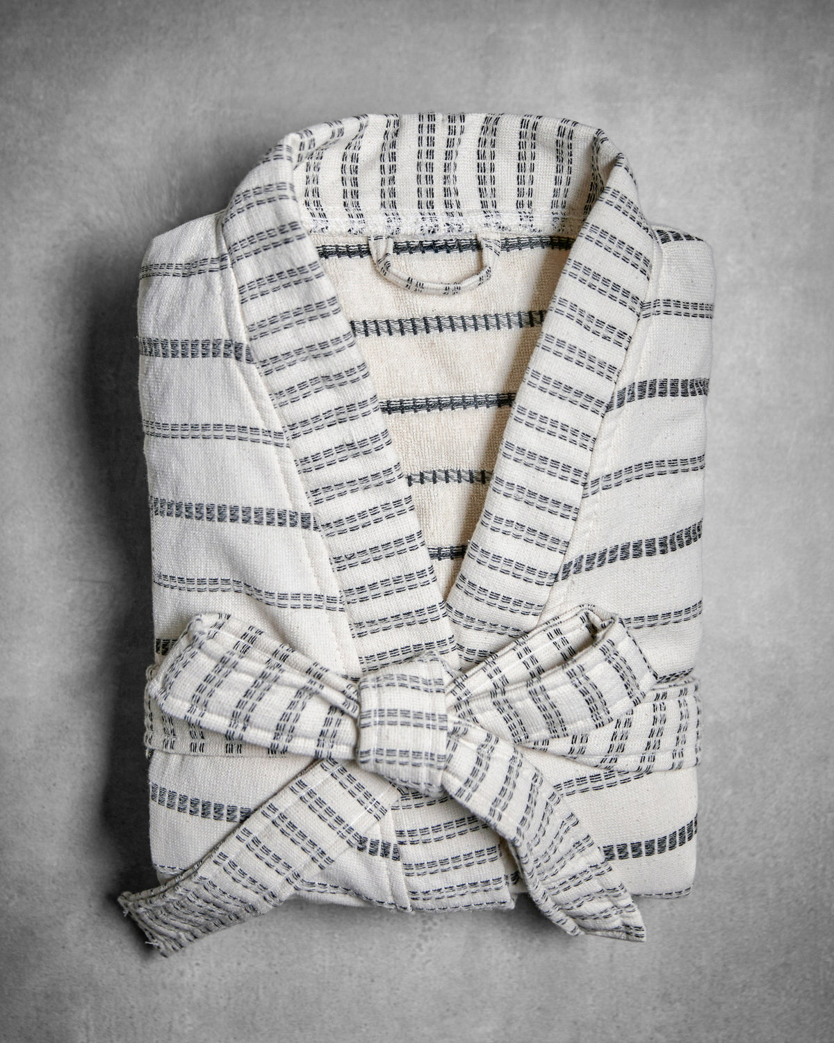 Bademantel, MKTrue L/XL, Off-White, Schwarz in Off-white präsentiert im Onlineshop von KAQTU Design AG. Bademantel ist von Meraki