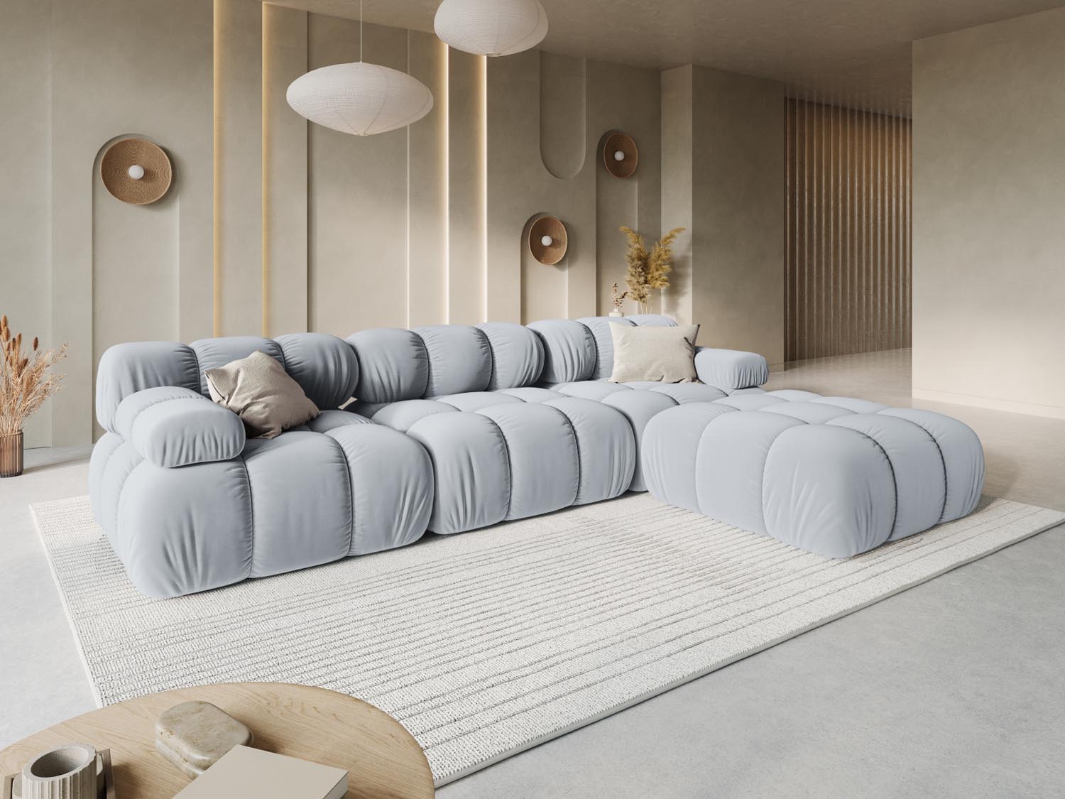 Elegantes Bellis Velour Sofa in sanftem Hellblau, ideal für stilvolle Wohnräume. Modulares Design für individuelle Anpassung.